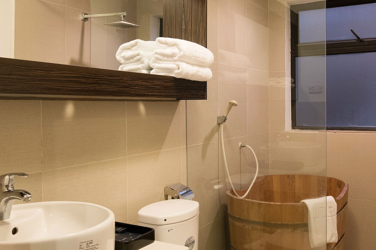 Combined shower/tub, deep soaking tub, free toiletries, hair dryer
