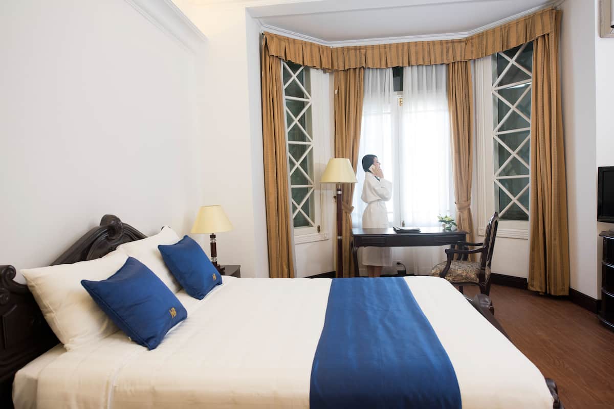 Executive Suite | Minibar, in-room safe, desk, blackout drapes