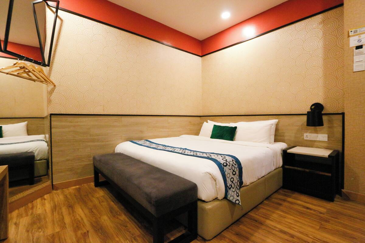 Premier King | Desk, free WiFi, bed sheets