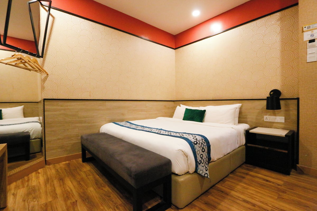 Premier kamer, 1 kingsize bed | Een bureau, gratis wifi, beddengoed