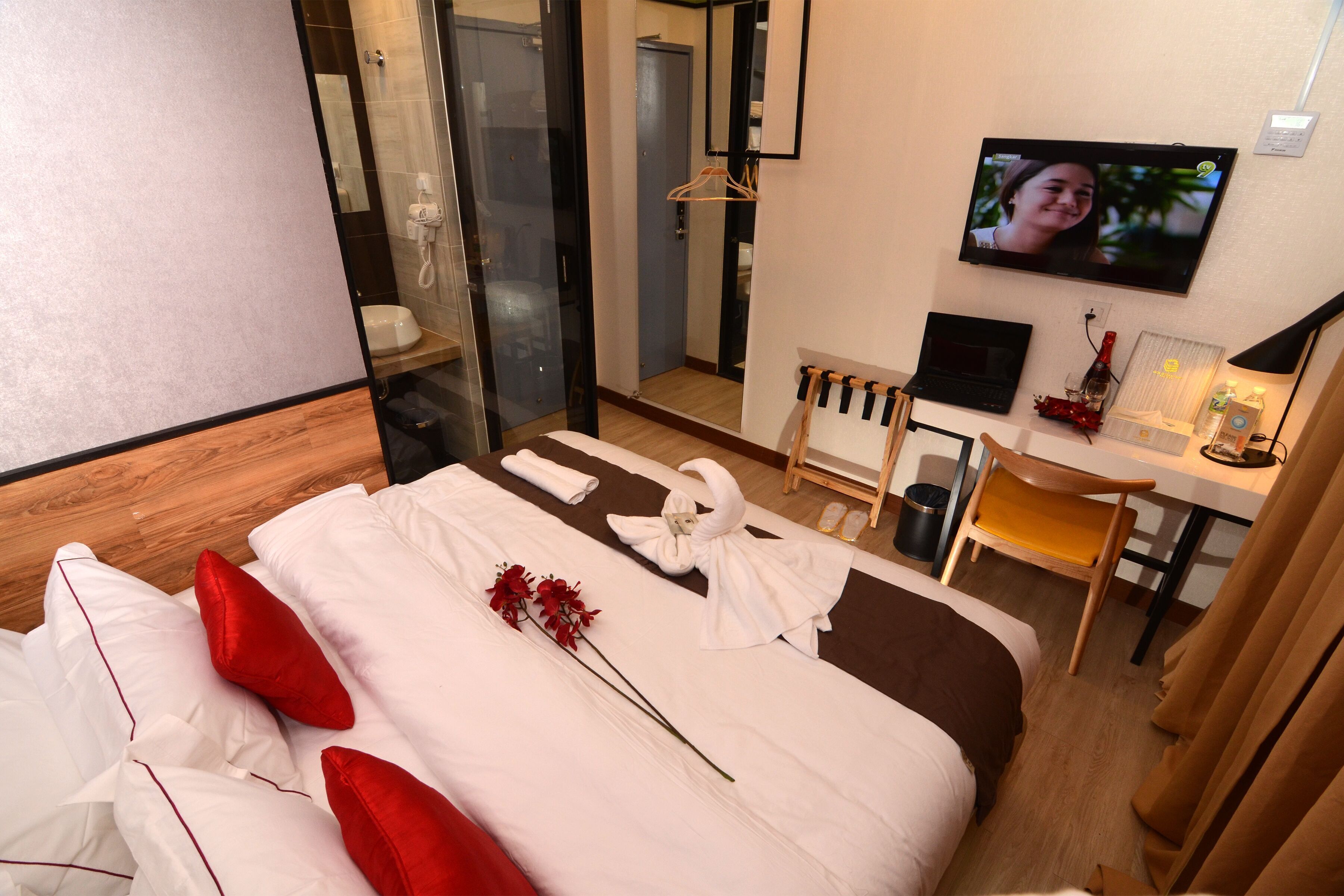 Escritorio, wifi gratis y ropa de cama 