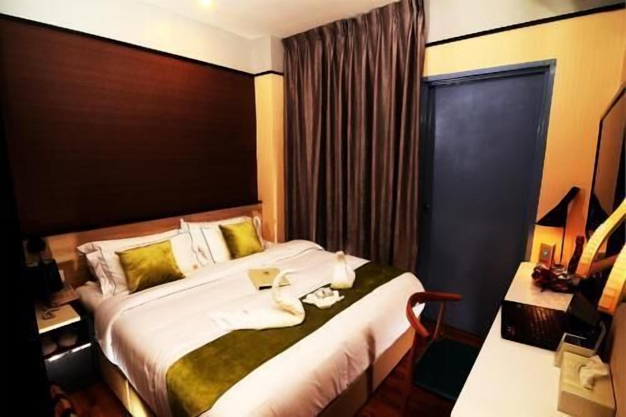 Escritorio, wifi gratis y ropa de cama 