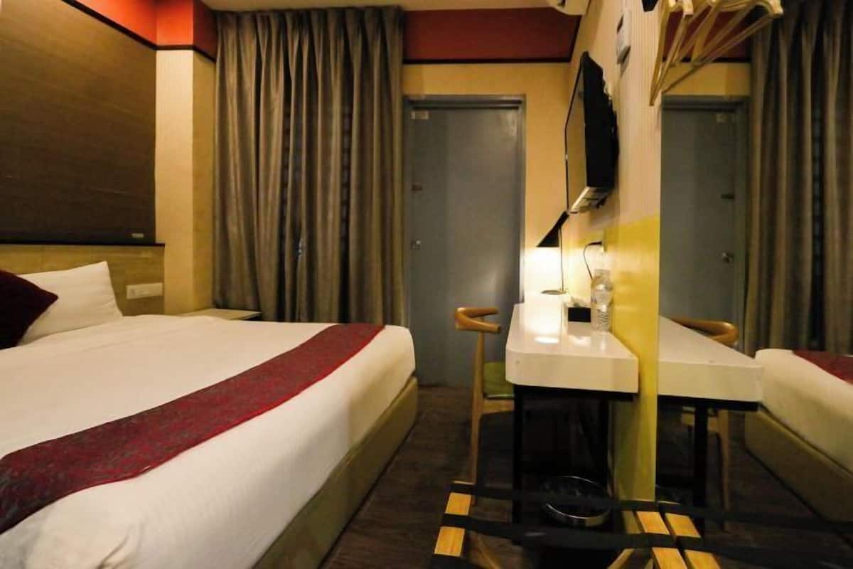 Een bureau, gratis wifi, beddengoed