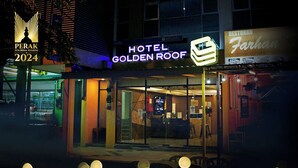 Ein Hotel namens Hotel Golden Roof mit auffälligem Schild und gut erkennbarem Eingang.