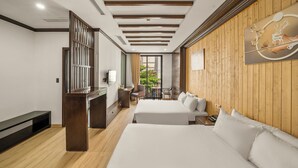 Family Room, 2 Katil Ratu (Queen), Balcony, City View | Tilam berlapik, bar mini, peti besi dalam bilik, meja 