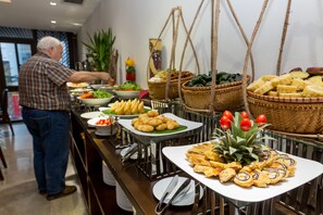 Ze serveren er ontbijt, lunch en diner 