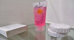 Shower, free toiletries