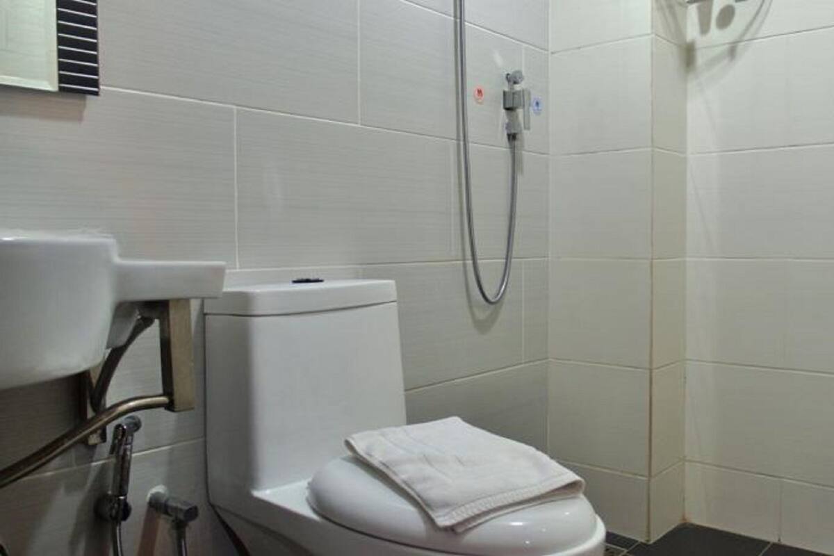 Shower, free toiletries