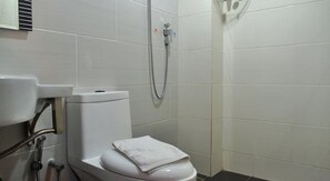 Shower, free toiletries - Classic Kinabalu Hotel (Kota Kinabalu)
