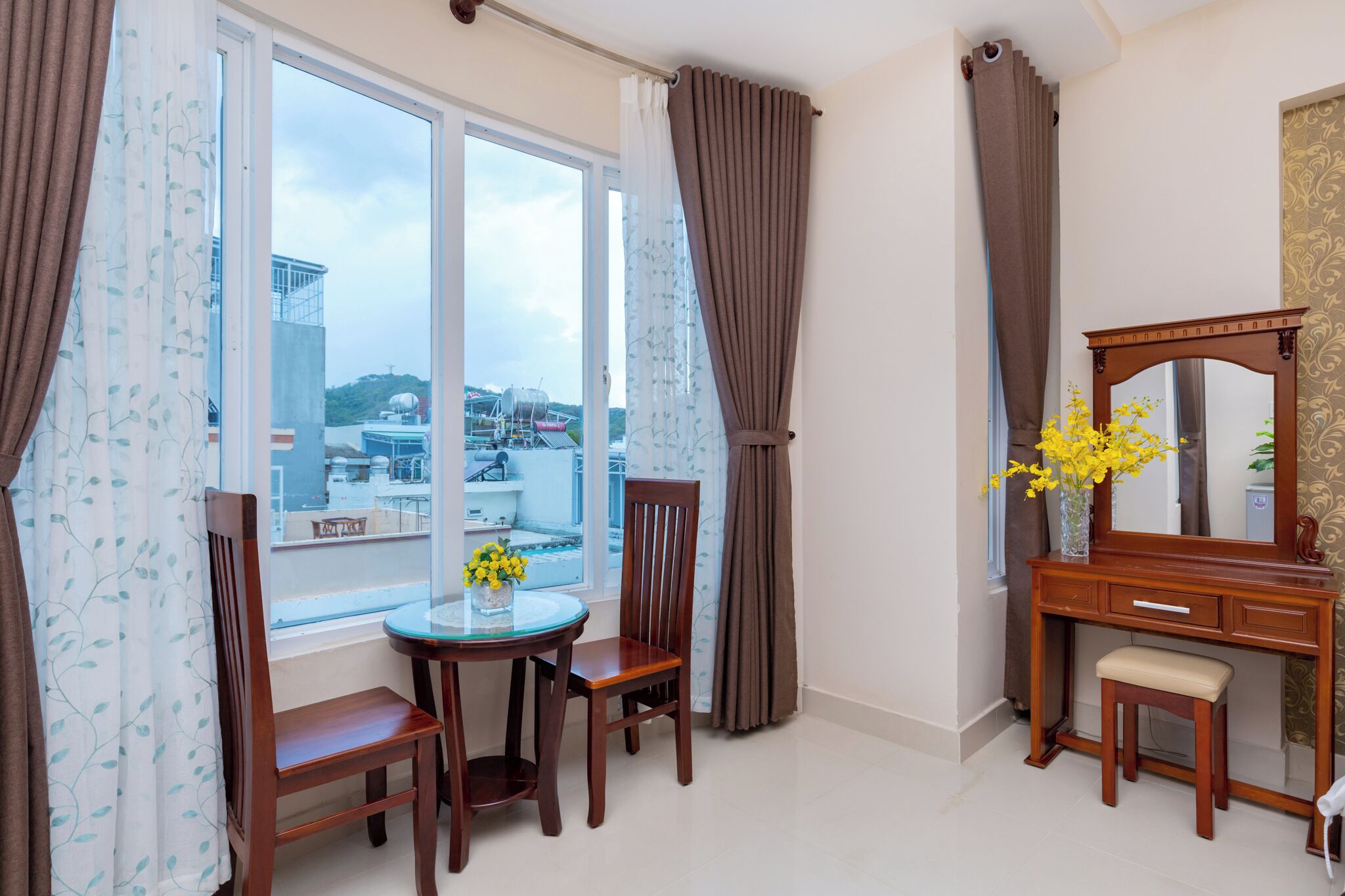 Habitación ( VIP ) | 1 habitación, decoración personalizada, muebles diferentes y escritorio 