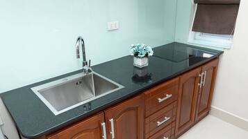 Quarto casal luxo | Cozinha privada | Geladeira, chaleira elétrica