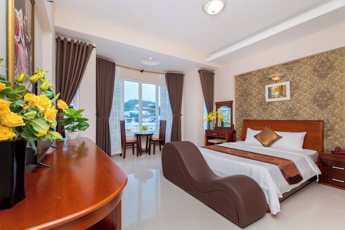 VIP Room | 1 phòng ngủ, bàn, màn/rèm cản sáng, phòng cách âm 