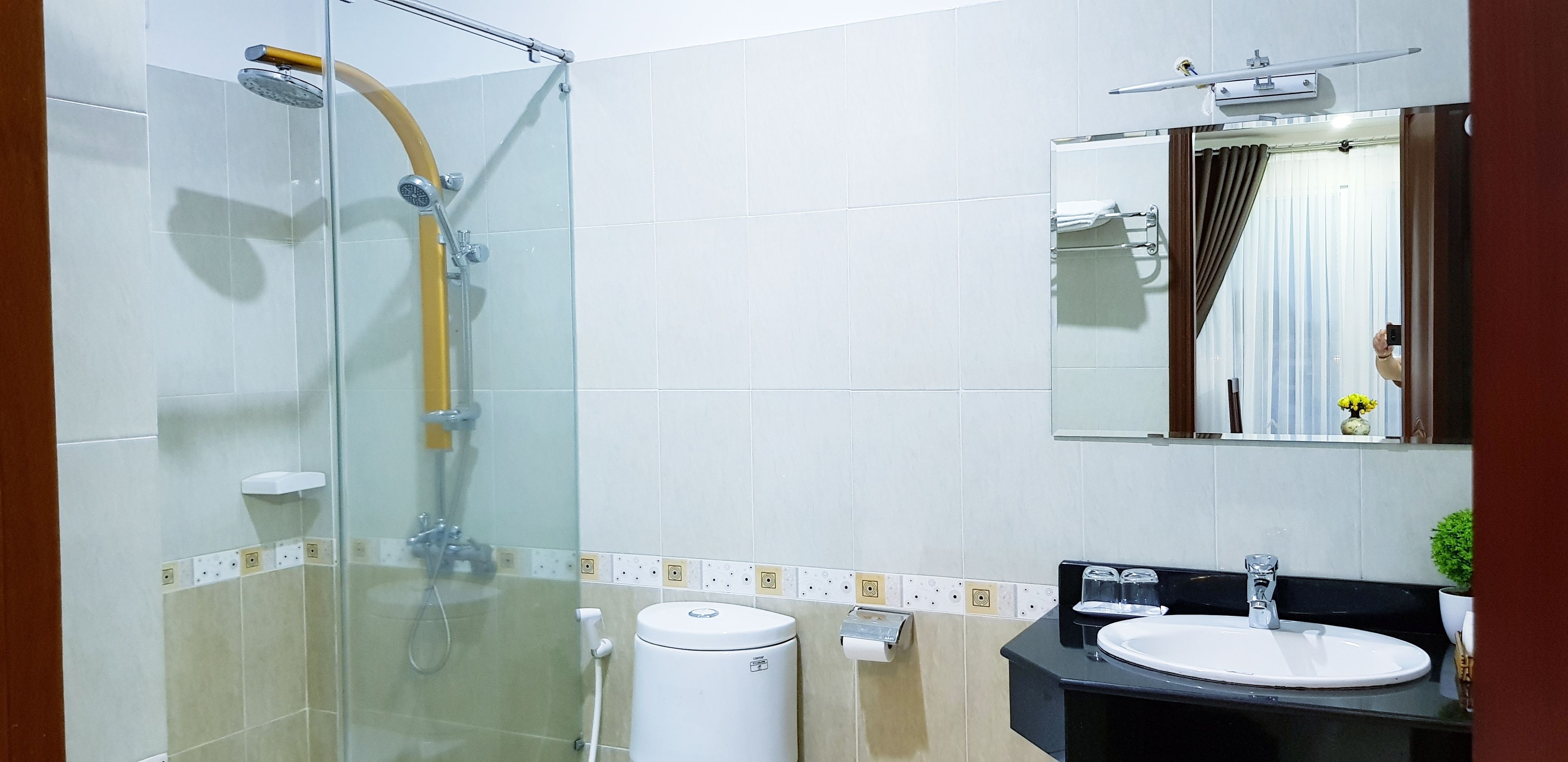 shower, hydromassage showerhead, free toiletries, hair dryer