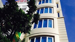Een hotel met een bord waarop 'Queen Garden Hotel' staat.