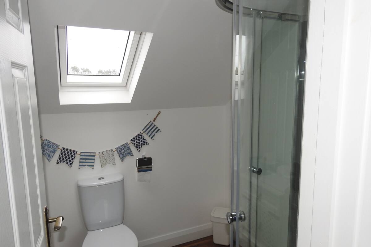 Shower, free toiletries, towels