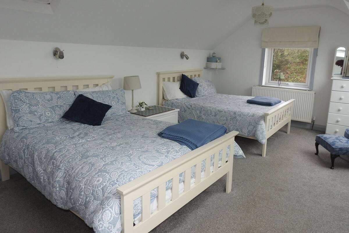 Deluxe Double or Twin Room, 1 Bedroom, Sea View | 4 bedrooms, premium bedding, desk, iron/ironing board
