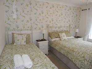 Comfort Double or Twin Room | 4 bedrooms, premium bedding, desk, iron/ironing board