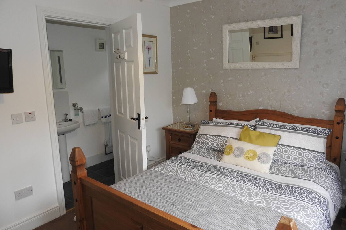4 bedrooms, premium bedding, desk, iron/ironing board