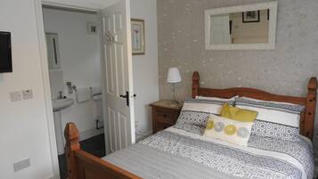 4 bedrooms, premium bedding, desk, iron/ironing board