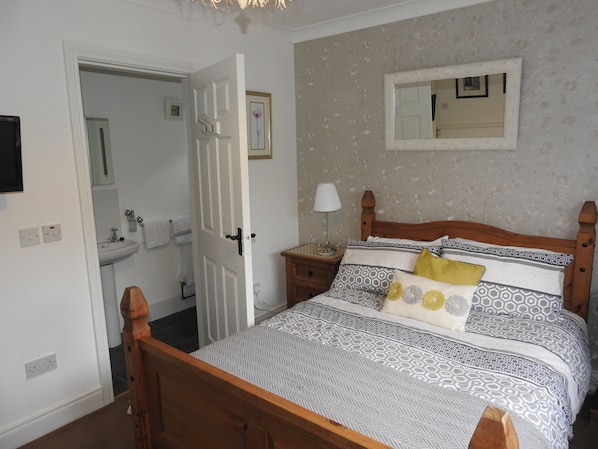 4 bedrooms, premium bedding, desk, iron/ironing board