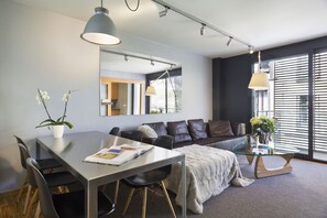 Executive appartement, 3 slaapkamers, balkon (Prats de Molló, 18) | Woonruimte | Een 32-inch flatscreentelevisie met kabelzenders en televisie