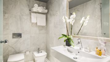 Apartamento executivo | Banheiro | Secador de cabelo, bidê, toalhas de banho