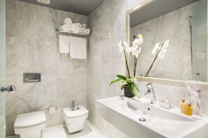 Apartemen Eksekutif | Kamar mandi | Pengering rambut, kloset,  dan handuk