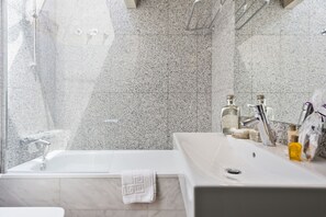 Dúplex básico, 2 habitaciones, Terraza (Prats de Molló, 18) | Baño | Secadora de cabello, bidet, toallas 