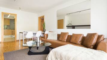 Executive appartement, 3 slaapkamers, balkon (Prats de Molló, 18) | Woonruimte | Een 32-inch flatscreentelevisie met kabelzenders en een televisie