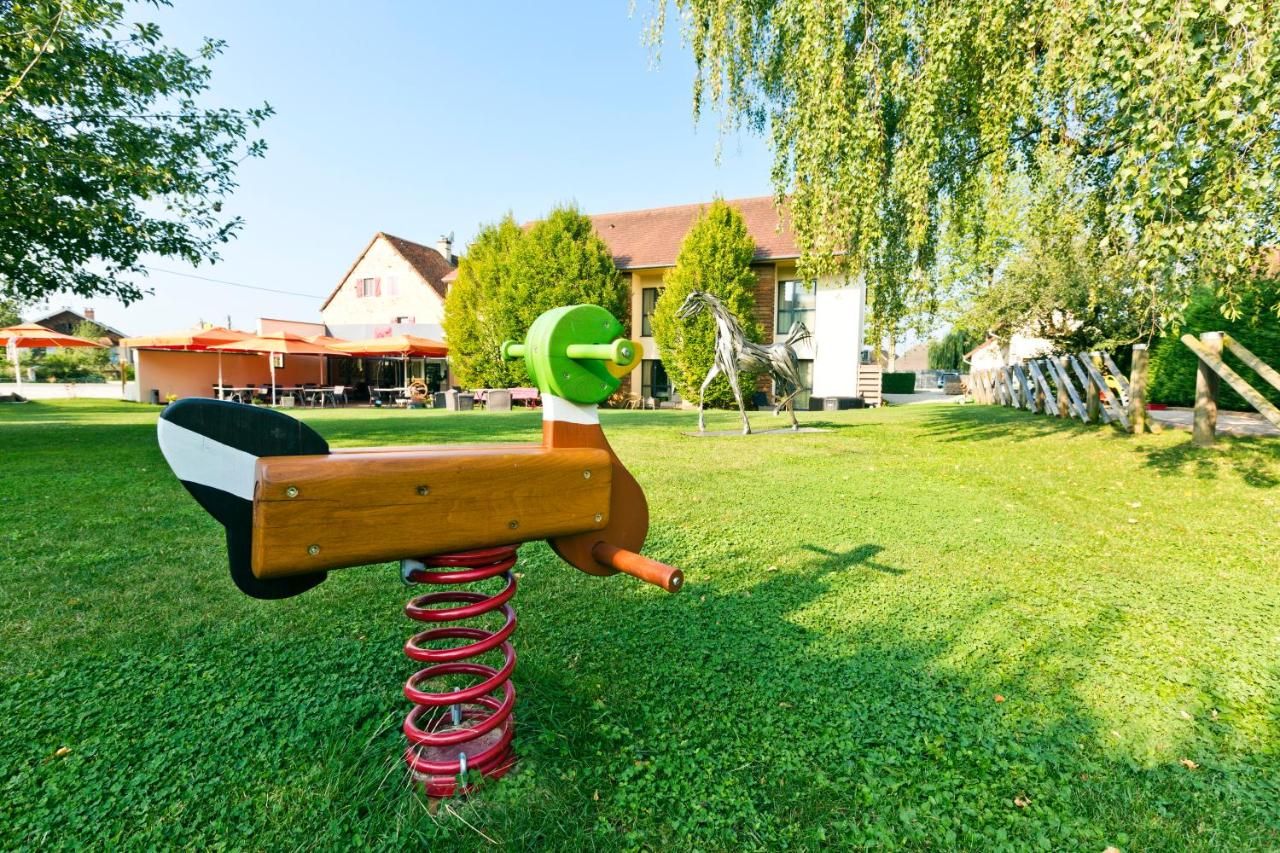Ein Spielplatz mit Schaukel und Rutsche.