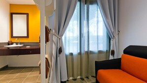 Desk, soundproofing, free cots/infant beds, free WiFi - Logis Auberge de Chavannes (Courlans)