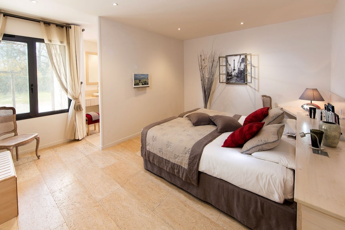 Comfort Double Room | Desk, soundproofing, cribs (free), WiFi (free)