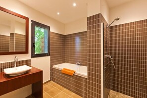 Individually decorated, desk, soundproofing, free cots/infant beds - Logis Auberge de Chavannes (Courlans)