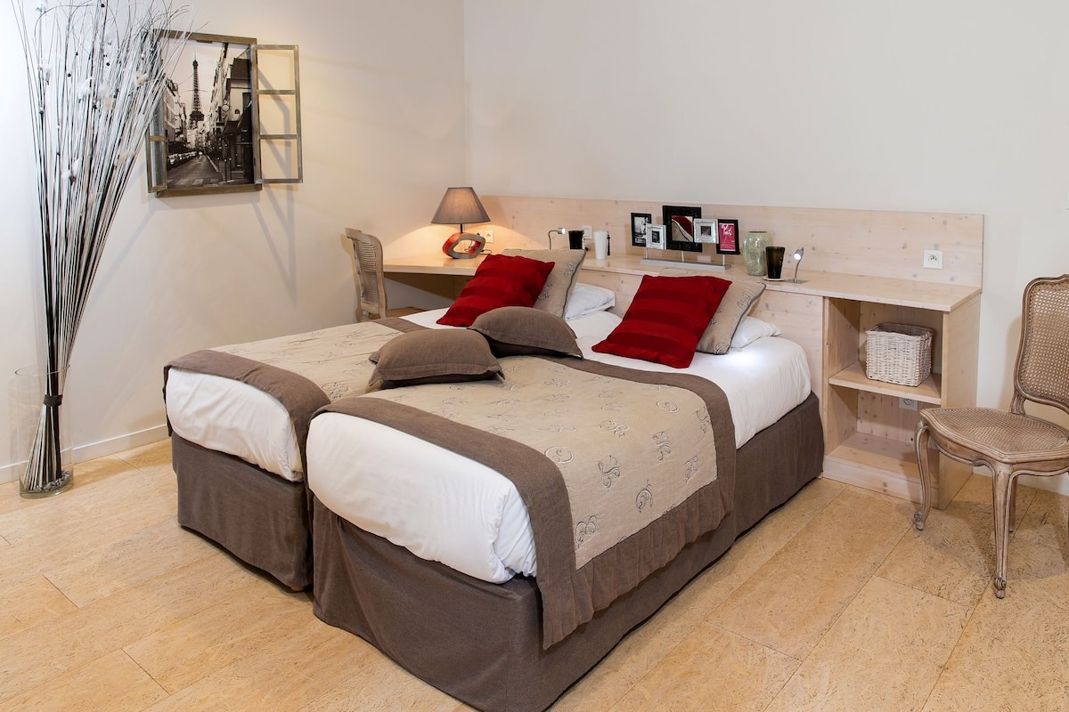 Comfort Twin Room | Desk, soundproofing, cribs (free), WiFi (free)