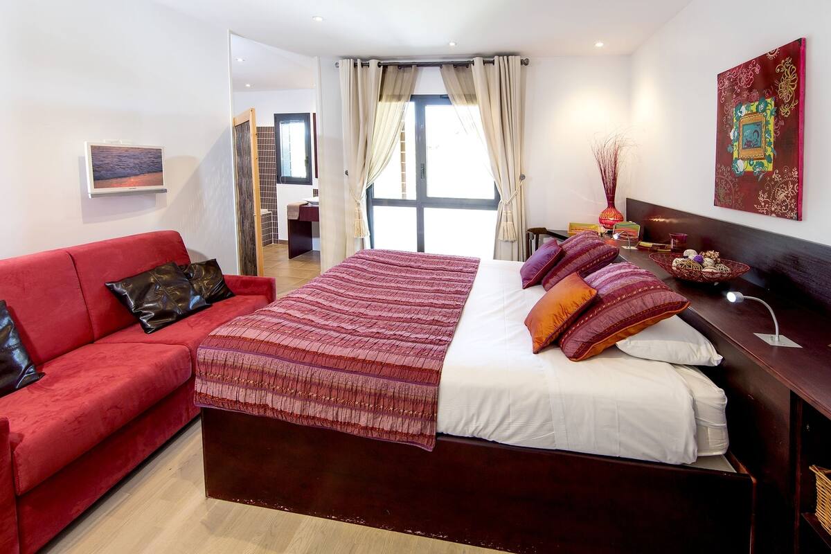 Superior Triple Room | Desk, soundproofing, cribs (free), WiFi (free)