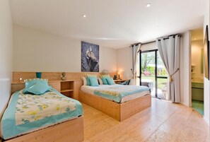 Individually decorated, desk, soundproofing, free cots/infant beds - Logis Auberge de Chavannes (Courlans)