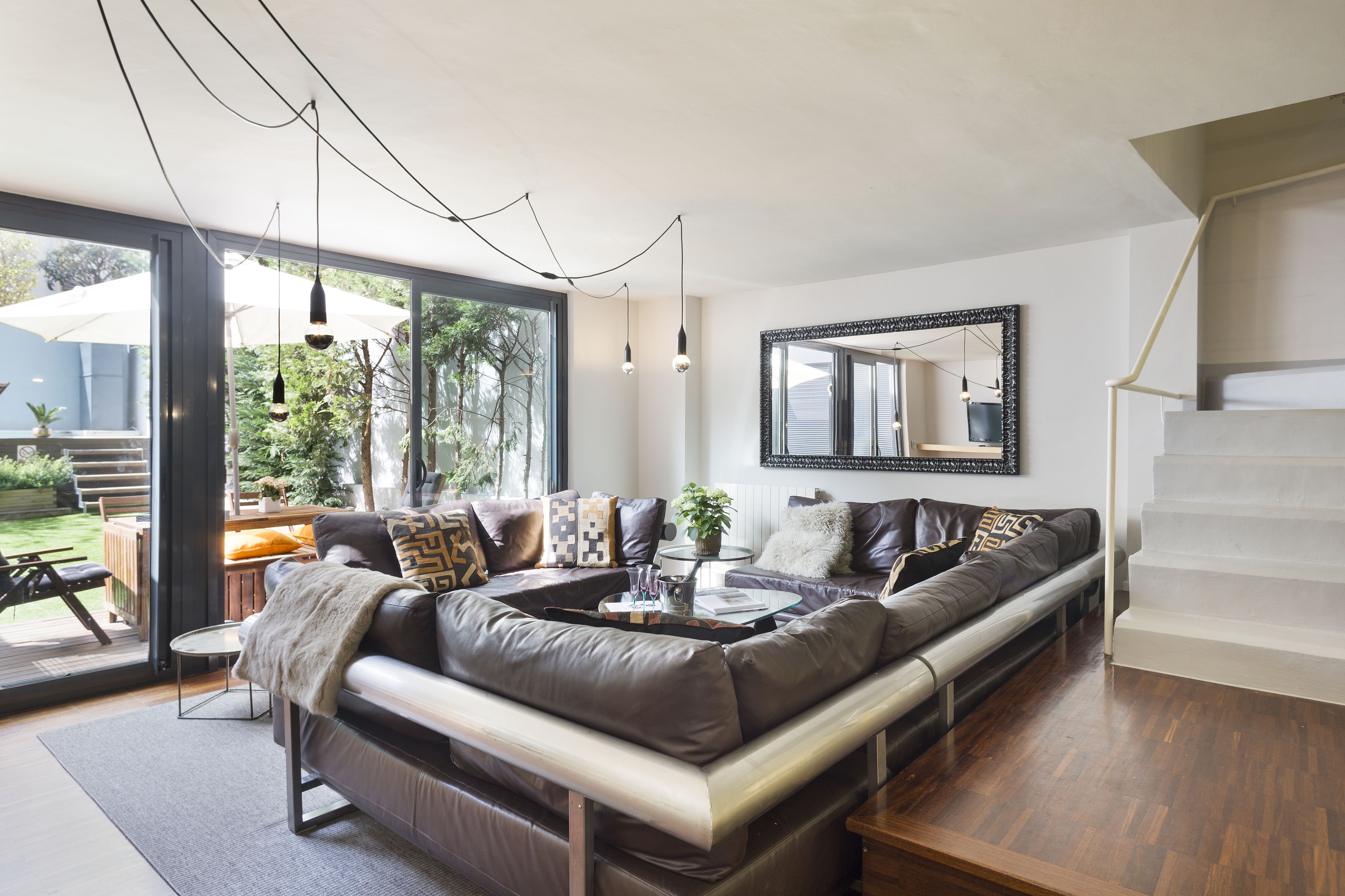 Dúplex ejecutivo, 3 habitaciones, piscina privada | Zona de estar | Una televisión de pantalla plana