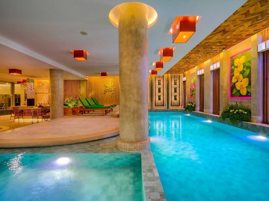 Indoor pool, sun loungers
