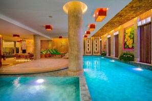 Una piscina cubierta, tumbonas