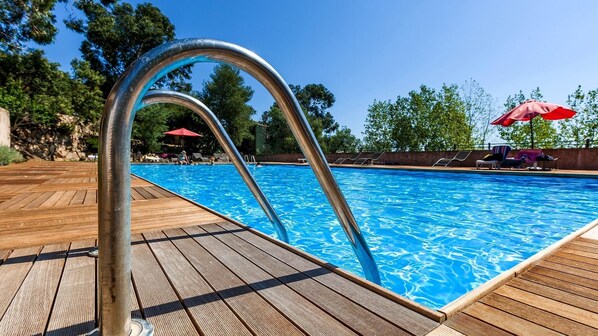 Piscine extérieure, parasols de plage, chaises longues