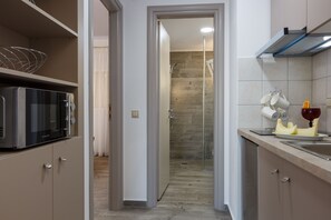 Perhesviitti, 1 makuuhuone, näköala uima-altaalle, pohjakerroksessa | Ylelliset vuodevaatteet, äänieristys, silitysrauta/-lauta