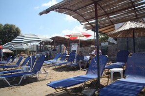 In Strandnähe, Liegestühle, Sonnenschirme, Strandbar