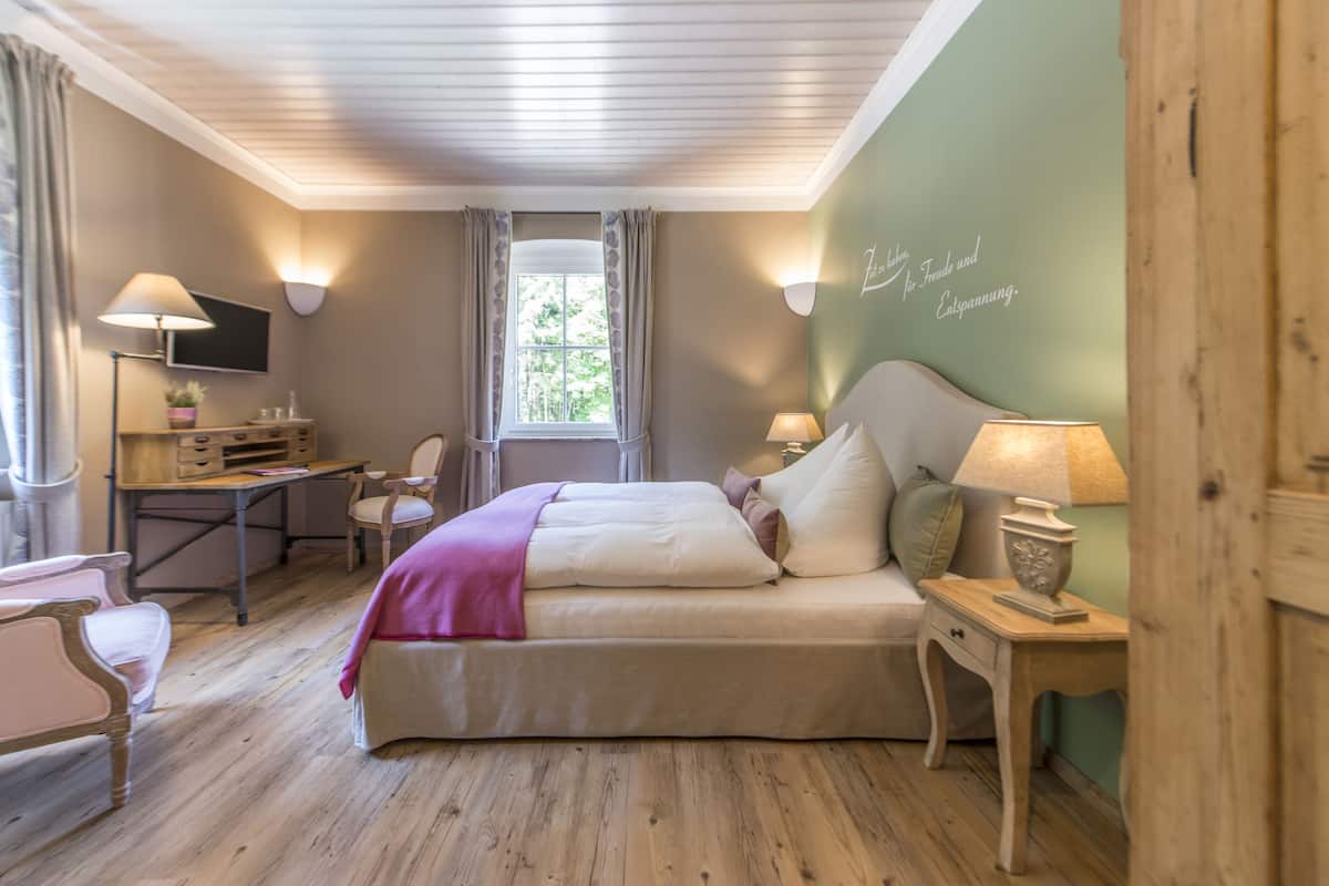 Tweepersoonskamer, uitzicht op rivier (Ahorn) | 1 slaapkamer, een kluis op de kamer, individueel gemeubileerd