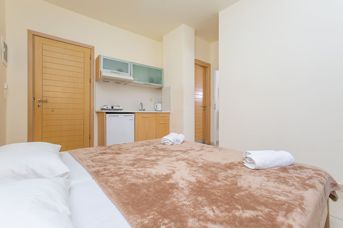Appartement, 1 slaapkamer, uitzicht op bergen | Een kluis op de kamer, gratis babybedden, wifi, beddengoed