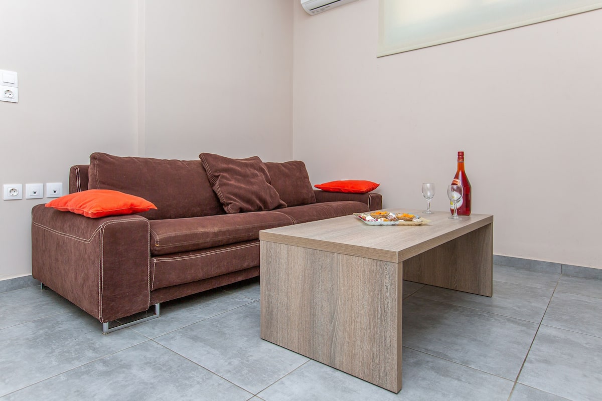 Appartement, 2 slaapkamers (Semi Basement) | Woonruimte | Een flatscreentelevisie