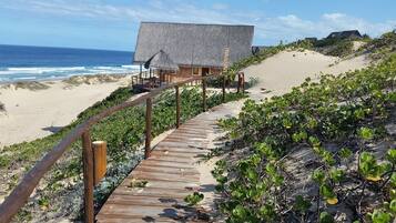 Pintu masuk properti