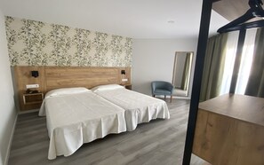 Zimmersafe, Bügeleisen/Bügelbrett, kostenloses WLAN, Bettwäsche