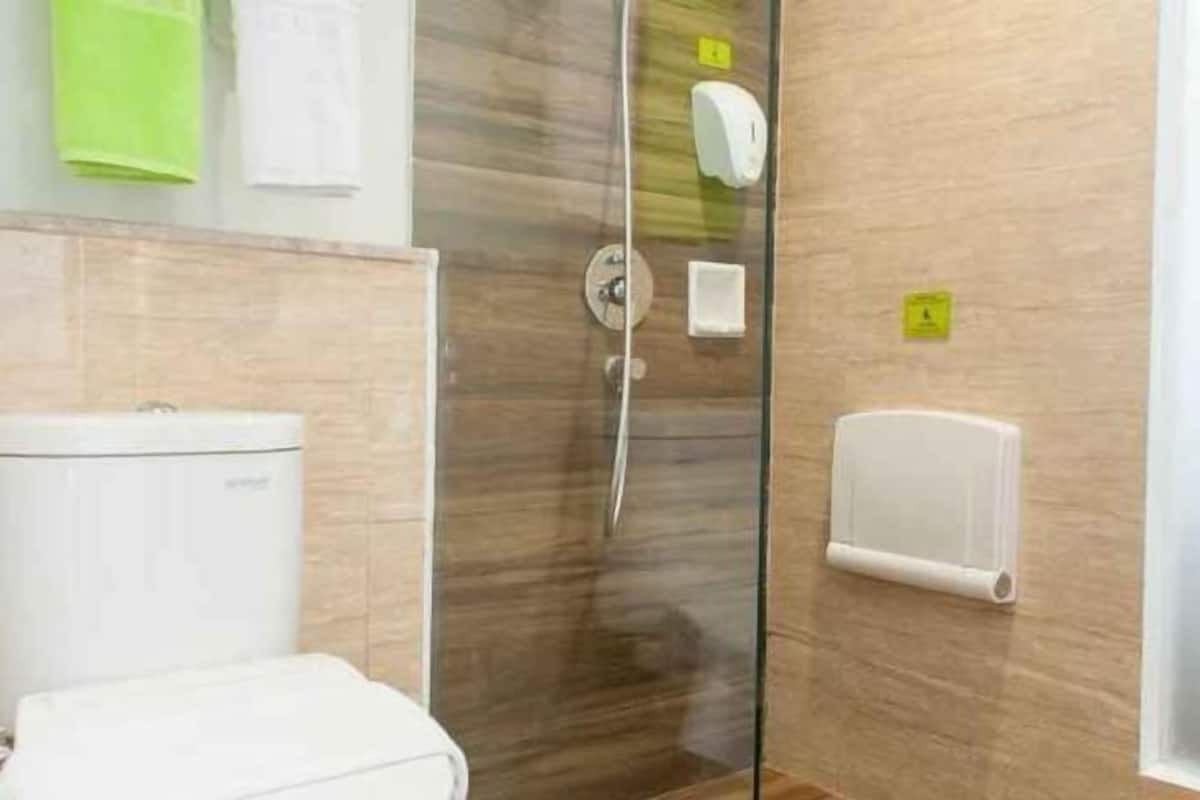 Suihku, ilmaiset hygieniatuotteet, tohvelit, pyyhkeet