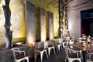 3 间餐厅，供应早餐、午餐和晚餐，本地与国际菜