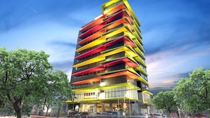 Een hotel met meerdere verdiepingen, met een modern ontwerp, balkons en een opvallende entree.